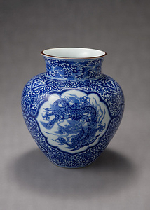 染付唐草三龍文花瓶