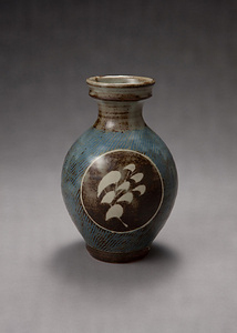 地釉象嵌草花文壺