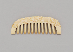 菊桐唐草彫象牙櫛