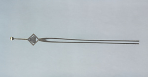 隅立角三柏紋銀簪