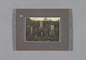 写真　黙阿弥の墓