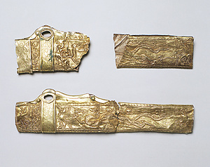 銀製鍍金剣鞘断片