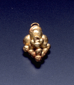 金製葡萄形耳飾り