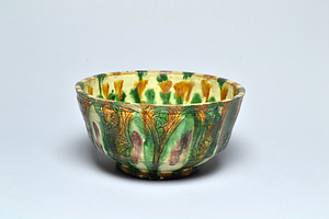 多彩釉刻線花文碗