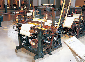 豊田式小幅動力織機(I式)