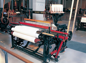 豊田式鉄製広幅動力織機(L式)