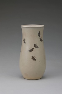 瀬戸青瓷釉群蝶文花瓶