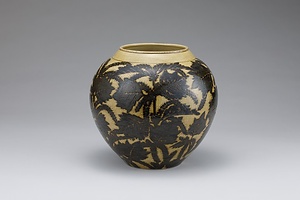 黄瀬戸釉掻落草花文花瓶