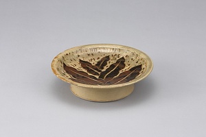 掻落葉文台付皿