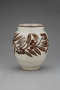 志野釉掻落枇杷文花瓶