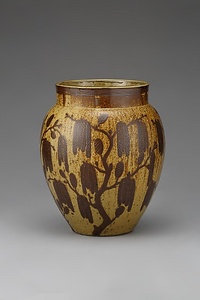 黄瀬戸釉掻落夜叉五倍子文花瓶