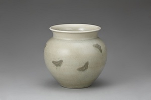 御深井釉蝶文花瓶