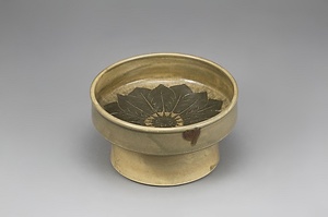 黄瀬戸釉掻落花文台付皿