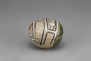 草花文ボンボン入