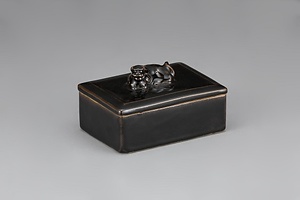 黒釉獅子鈕煙草入