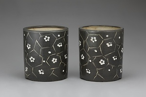 黒釉梅花氷裂文手火鉢