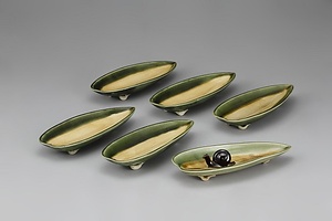 緑釉蝸牛付葉形皿