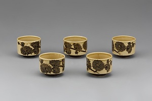 黄瀬戸釉掻落草花文筒形茶碗