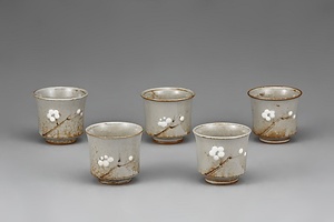 鼠志野釉梅文湯呑