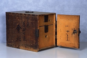 小学校会社の金庫