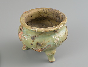 被災した青磁香炉（被災資料5）