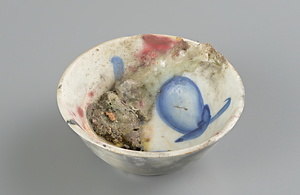 被災した染付茶碗（被災資料4）