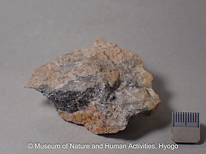 輝安鉱・バレンチン鉱