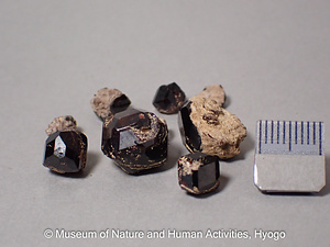 満ばんざくろ石