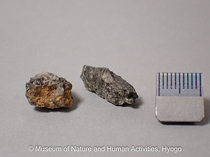 人形石　ウラン鉱