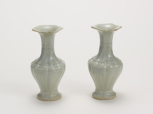 青白磁六稜形花瓶