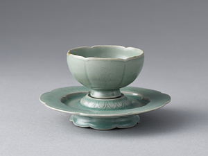 青磁劃花菊文坏・托