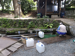 塩井社水源