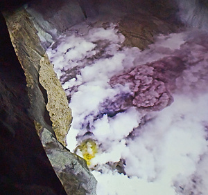 世界唯一の火口カメラで見る火山活動