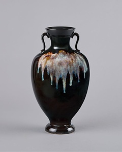 黒釉玉流耳付花瓶