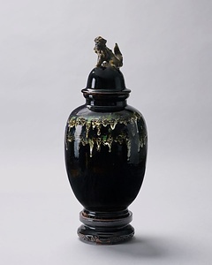 黒釉玉流獅子飾壺