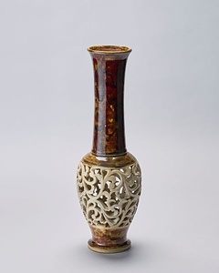 辰砂釉白地唐草彫花瓶