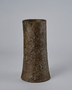 褐釉貼付松文筒花生