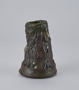 褐釉貼付梅文花生