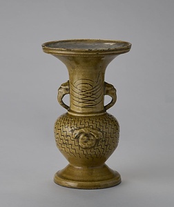 黄釉釘彫双耳花瓶