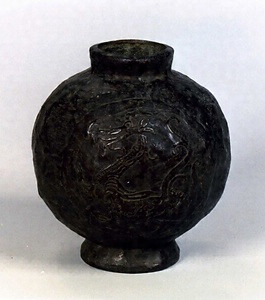 龍虎文鋳銅花瓶