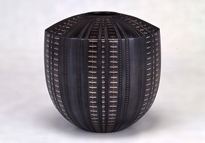 鋳ぐるみ六稜鋳銅花器