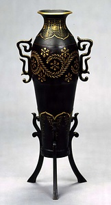 金象嵌菊花唐草文耳足付広口花瓶