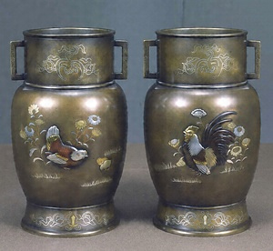 花鳥文金銀象嵌耳付花瓶（1対）