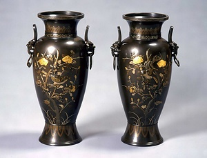 花鳥文象嵌鬼面耳付花瓶（1対)