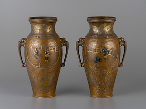 橋上人物図象嵌耳付花瓶（一対）