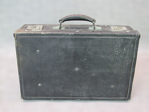 黒革張りトランク