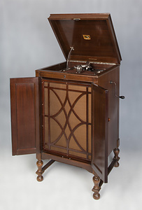サロン蓄音機（英グラモフォン社，HMV Model 163）