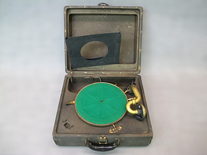 ポータブル蓄音機（ビクタートーキングマシン社，ORTHOPHONIC Victrola）