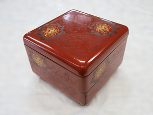 十條製紙㈱記念品（朱塗牡丹沈金彫二段重）