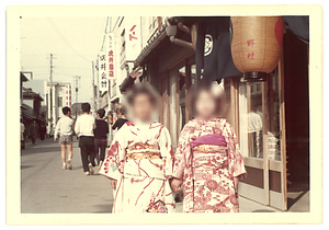 写真（高岡市源平町にて御車山祭礼日の女の子）